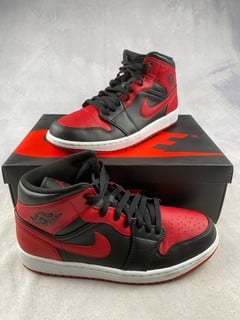 Lot 152  
            Nottingham Luxury Room - Delivery Only 

                
Air Jordan 1 OG High Top Trainers 554724-074, In Wrong Box - Size 9 (VAT ONLY PAY...