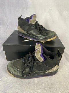 Lot 156  
            Nottingham Luxury Room - Delivery Only 

                
Jordan Son Of Low GS 580604-008, Box  - Size UK 5 (VAT ONLY PAYABLE ON BUYERS PRE...