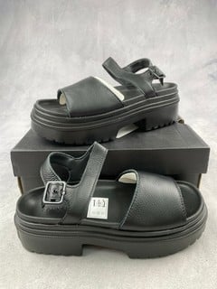 Lot 164  
            Nottingham Luxury Room - Delivery Only 

                
Converse Lugged Heel Sandals, With Box - Size 5  (VAT ONLY PAYABLE ON BUYERS PREM...