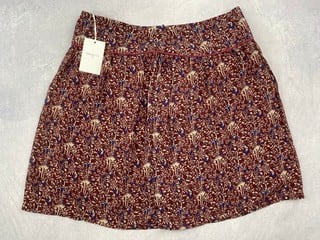 Lot 174  
            Nottingham Luxury Room - Delivery Only 

                
Garance Skirt - Size L (VAT ONLY PAYABLE ON BUYERS PREMIUM)
