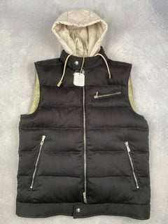 Lot 26  
            Nottingham Luxury Room - Delivery Only 

                
Eleventy Platinum Silk Hood Gilet - Size 48 RRP £985