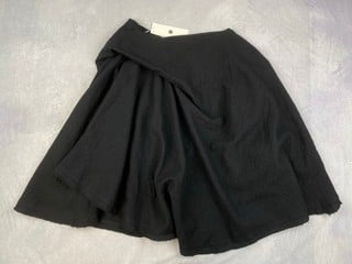 Lot 39  
            Nottingham Luxury Room - Delivery Only 

                
Marc Le Bihan Short Plead Skirt, With Tags - Size 38 RRP £735