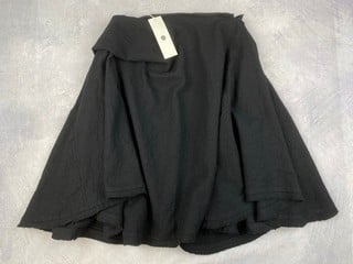 Lot 40  
            Nottingham Luxury Room - Delivery Only 

                
Marc Le Bihan Short Plead Skirt, With Tags - Size 38 RRP £735