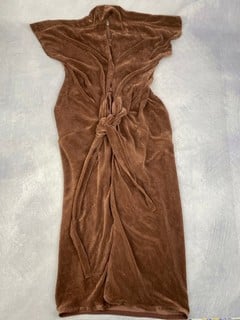 Lot 43  
            Nottingham Luxury Room - Delivery Only 

                
Rick Owens Porterville F/W 24 '93 Throat' Wrap Dress (Hole), With Tags - Size 12 ...