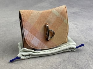 Lot 4  
            Nottingham Luxury Room - Delivery Only 

                
Burberry Rocking Compact Wallet, With Tags & Dustbag - Approx 11 x 9.5 cm RRP £590