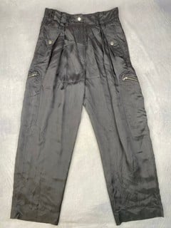 Lot 55  
            Nottingham Luxury Room - Delivery Only 

                
Dries Van Noten Trousers - Size 38 RRP £515