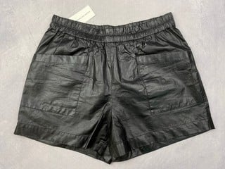 Lot 56  
            Nottingham Luxury Room - Delivery Only 

                
Dries Van Noten Pomar Shorts (Damaged) - Size 38
