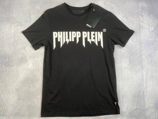 Lot 65  
            Nottingham Luxury Room - Delivery Only 

                
Phillip Plein Logo T-shirt, With Tags - Size S (VAT ONLY PAYABLE ON BUYERS PREMIUM)