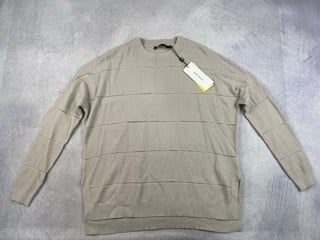 Lot 76  
            Nottingham Luxury Room - Delivery Only 

                
Karen Millen Top, With Tags - Size 3 (VAT ONLY PAYABLE ON BUYERS PREMIUM)(MPSS014...