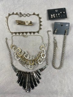 Lot 90  
            Nottingham Luxury Room - Delivery Only 

                
Various Costume Jewellery (VAT ONLY PAYABLE ON BUYERS PREMIUM)(MPSE52818168)