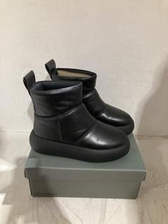 Lot 1078  
            Birmingham SR108 - Parcel Delivery Only 

                
JOHN LEWIS & PARTNERS VAGABOND LADIES THICK LEATHER BLACK BOOTS SIZE EU 38 ORIGIN...