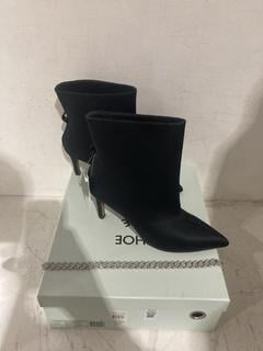 Lot 1090  
            Birmingham SR108 - Parcel Delivery Only 

                
JOHN LEWIS & PARTNERS SHOE THE BEAR STB-HARPER CHAIN SATIN BOOTS IN BLACK SIZE UK...