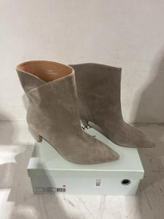 Lot 1091  
            Birmingham SR108 - Parcel Delivery Only 

                
JOHN LEWIS & PARTNERS SHOE THE BEAR STB-HARPER CHAIN SATIN BOOTS IN TAUPE SIZE UK...