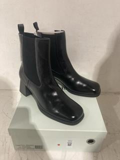 Lot 1092  
            Birmingham SR108 - Parcel Delivery Only 

                
JOHN LEWIS & PARTNERS SHOE THE BEAR STB-HARPER CHAIN SATIN BOOTS IN BLACK SIZE UK...