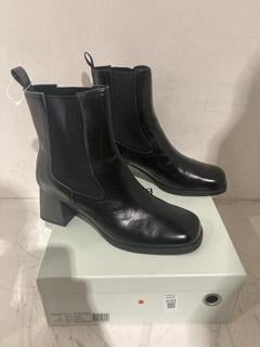 Lot 1093  
            Birmingham SR108 - Parcel Delivery Only 

                
JOHN LEWIS & PARTNERS SHOE THE BEAR STB-HARPER CHAIN SATIN BOOTS IN BLACK SIZE UK...