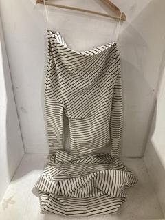 Lot 1112  
            Birmingham SR108 - Parcel Delivery Only 

                
2 X JOHN LEWIS & PARTNERS LADIES CLOTHING TO INCLUDE ASYMMETRIC STRIPE TOP SIZE U...