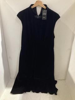 Lot 1121  
            Birmingham SR108 - Parcel Delivery Only 

                
2 X JOHN LEWIS & PARTNERS LADIES CLOTHING TO INCLUDE RALPH LAUREN EDILYAH-SHORT S...