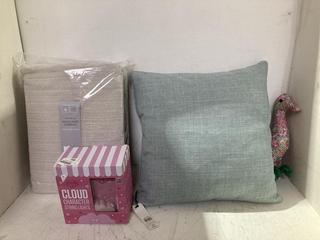 Lot 1156  
            Birmingham SR108 - Parcel Delivery Only 

                
BOX OF JOHN LEWIS & PARTNERS ITEMS TO INCLUDE MINT GREEN SQUARE CUSHION ( 80010 -...