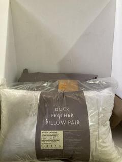 Lot 1171  
            Birmingham SR108 - Parcel Delivery Only 

                
2 X JOHN LEWIS & PARTNERS ITEMS TO INCLUDE DUCK FEATHER PILLOW PAIR (80010 - 4400...
