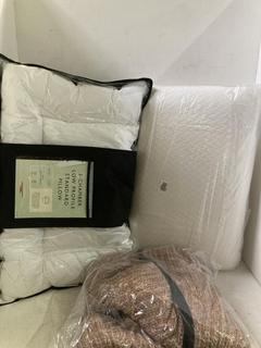 Lot 1174  
            Birmingham SR108 - Parcel Delivery Only 

                
3 X JOHN LEWIS & PARTNERS ITEMS TO INCLUDE LOW PROFILE STANDARD PILLOW (80010 - 4...