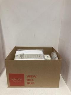 Lot 162  
            Birmingham SR108 - Parcel Delivery Only 

                
9 X ITEMS TO INCLUDE JOHN LEWIS & PARTNERS BEDECK OF BELFAST KING DUVET COVER SET