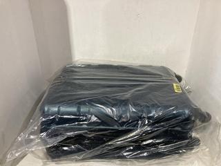 Lot 254  
            Birmingham SR108 - Parcel Delivery Only 

                
BLACK HARD SHELL SUITCASE