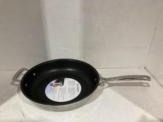 Lot 299  
            Birmingham SR108 - Parcel Delivery Only 
                
LE CREUSET 3-PLY 30CM STAINLESS STEEL FRYING PAN