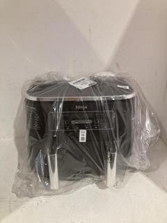 Lot 318  
            Birmingham SR108 - Parcel Delivery Only 

                
NINJA FOODI DUAL BASKET DIGITAL AIR FRYER 7.6L