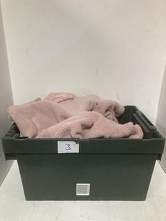 Lot 337  
            Birmingham SR108 - Parcel Delivery Only 

                
BOX OF LADIES CLOTHING IN VARIOUS STYLES & SIZES