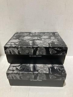 Lot 444  
            Birmingham SR108 - Parcel Delivery Only 
                
2 X MENS SHOES IN VARIOUS STYLES & SIZES