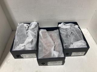 Lot 446  
            Birmingham SR108 - Parcel Delivery Only 
                
3 X MENS SHOES IN VARIOUS STYLES & SIZES