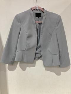 Lot 505  
            Birmingham SR108 - Parcel Delivery Only 

                
PHASE EIGHT DAISY PEPLUM JACKET SIZE UK 16 ORIGINAL RRP £100