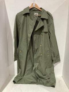 Lot 510  
            Birmingham SR108 - Parcel Delivery Only 

                
LARE DOU TE-COLLECTIONS GREEN LONG RAIN COAT SIZE EU 42 ORIGINAL RRP £100