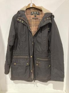 Lot 512  
            Birmingham SR108 - Parcel Delivery Only 

                
THE BARBOUR KELSALL WAX PARKA COAT SIZE UK 18 ORIGINAL RRP £299