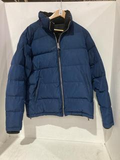 Lot 515  
            Birmingham SR108 - Parcel Delivery Only 

                
BENJART HRH PUFFER CHROME ZIP JACKET IN NAVY ORIGINAL RRP £190