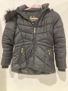 Lot 524  
            Birmingham SR108 - Parcel Delivery Only 

                
BARBOUR CHILDRENS BLACK PUFF COAT WITH FLUFFY HOOD SIZE UK XL 12-13YRS