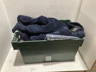 Lot 526  
            Birmingham SR108 - Parcel Delivery Only 

                
BOX OF MEN'S CLOTHING IN VARIOUS STYLES & SIZES