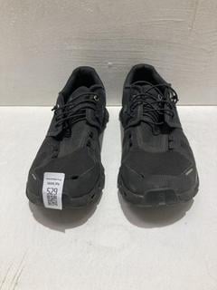 Lot 529  
            Birmingham SR108 - Parcel Delivery Only 

                
MENS CLOUD 6 WATERPROOF BLACK TRAINERS SIZE UK 8 ORIGINAL RRP £160