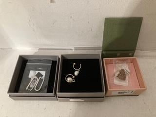 Lot 52  
            Birmingham SR108 - Parcel Delivery Only 
                
3 X ITEMS TO INCLUDE JOHN LEWIS & PARTNERS & PARTNERS EARRING EDIT OVAL HOOP SILV...