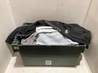 Lot 530  
            Birmingham SR108 - Parcel Delivery Only 

                
BOX OF MEN'S CLOTHING IN VARIOUS STYLES & SIZES