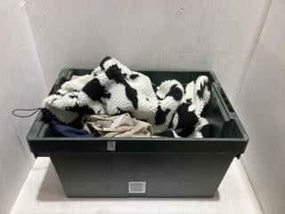 Lot 537  
            Birmingham SR108 - Parcel Delivery Only 

                
MIXED BOX OF CLOTHING IN VARIOUS STYLES & SIZES