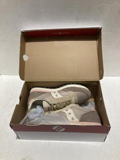 Lot 540  
            Birmingham SR108 - Parcel Delivery Only 

                
SAUCONY JAZZ ORIGINAL WOMENS S1044-742 TRAINERS SIZE UK 7.5