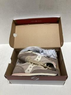 Lot 541  
            Birmingham SR108 - Parcel Delivery Only 

                
SAUCONY JAZZ ORIGINAL WOMENS S1044-742 TRAINERS SIZE UK 7.5