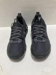 Lot 548  
            Birmingham SR108 - Parcel Delivery Only 

                
CHILDREN'S ON RUNNING CLOUD SWIFT 4g AD TRAINERS SIZE UK 5.5YRS ORIGINAL RRP £150