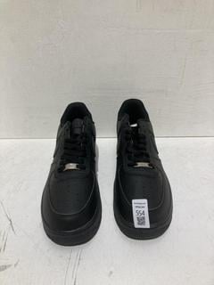 Lot 554  
            Birmingham SR108 - Parcel Delivery Only 
                
NIKE AIR FORCE 1 LOW BLACK TRAINERS SIZE UK 8.5 ORIGINAL RRP £120