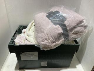 Lot 564  
            Birmingham SR108 - Parcel Delivery Only 

                
BOX OF ITEMS TO INCLUDE COZZE HOME TUFTED & VELVASOFT