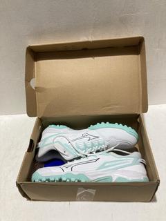 Lot 567  
            Birmingham SR108 - Parcel Delivery Only 

                
MIZUNO FIELD HOCKEY WAVELYNX 2 TRAINERS SIZE UK 11
