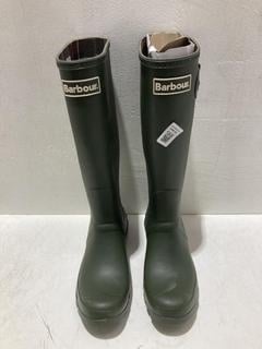 Lot 568  
            Birmingham SR108 - Parcel Delivery Only 

                
BARBOUR GREEN MENS WELLIES