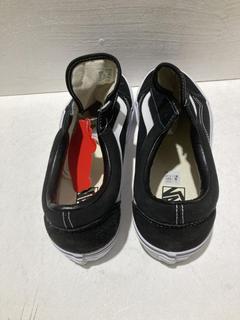 Lot 580  
            Birmingham SR108 - Parcel Delivery Only 

                
3 X MENS SHOES IN VARIOUS STYLES & SIZES