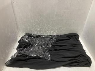 Lot 582  
            Birmingham SR108 - Parcel Delivery Only 

                
BOX OF LADIES CLOTHING IN VARIOUS STYLES & SIZES